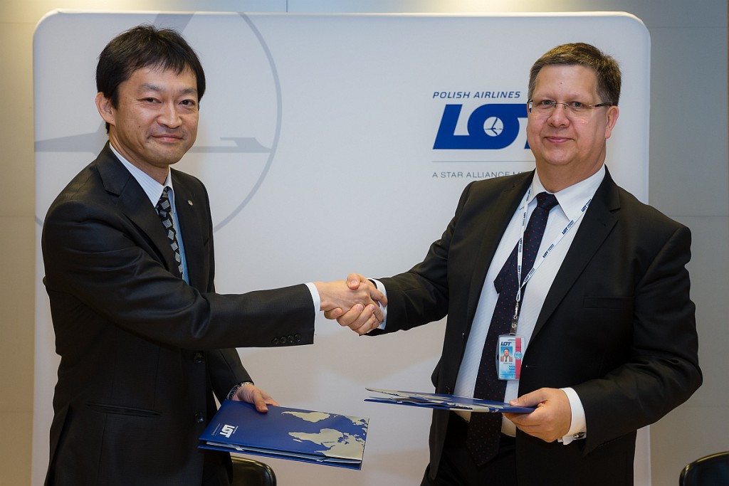 (l-r) JAL executive officer cargo and mail Tsuyoshi Yamamura and LOT cargo director Mariusz Kuczek.