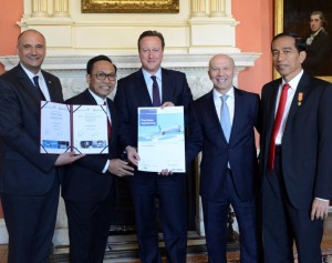 UK Prime Minister David Cameron (centre) and Indonesia’s President Joko Widodo (far right) celebrate the deal with Arif Wibowo, CEO of Garuda (second left), Eric Schulz of Rolls-Royce (left) and Tom Williams of Airbus (second right).