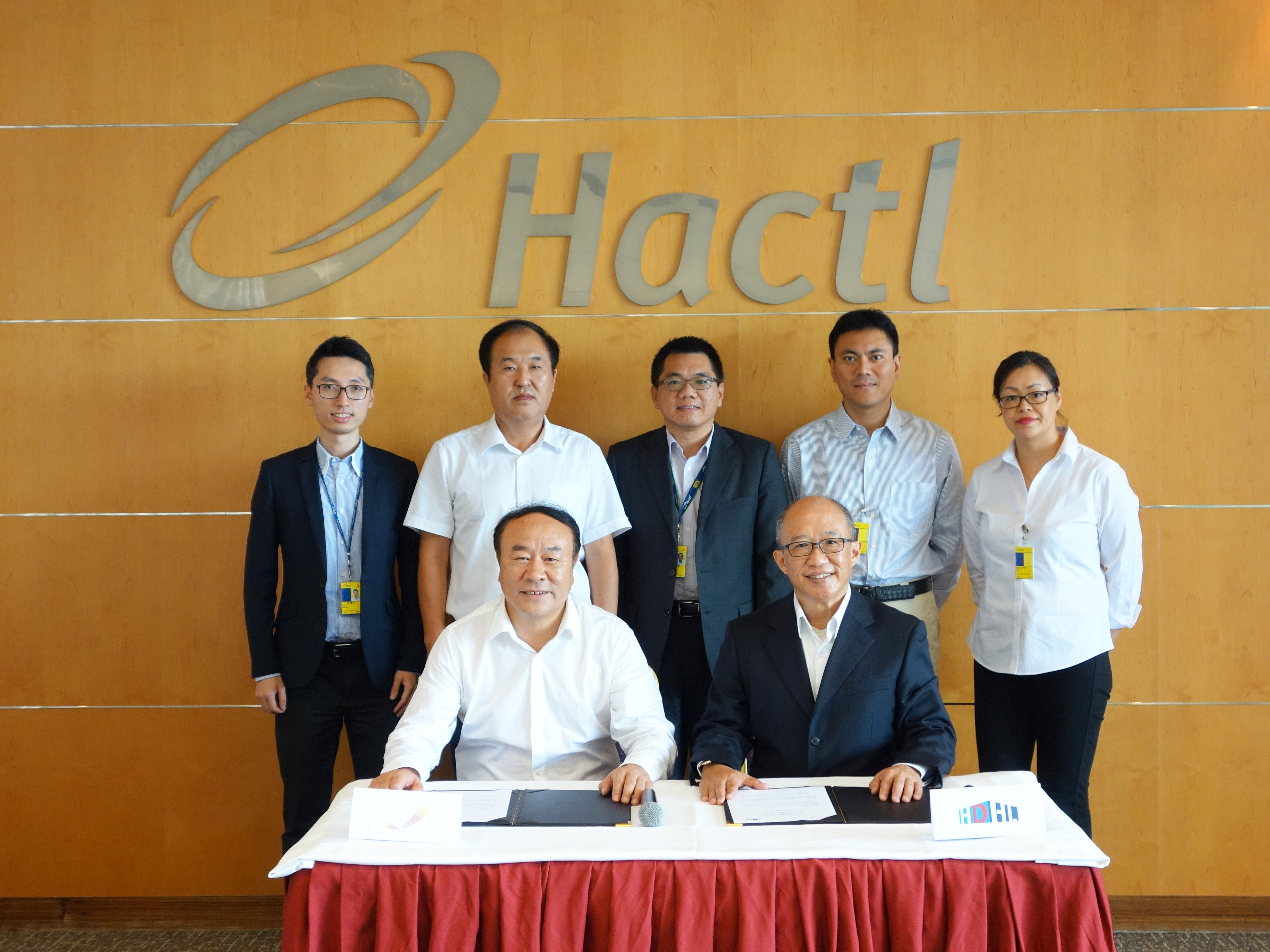 HDHL MD Tony Cho (front right) signs the Strategic Cooperation Framework Agreement with Liaoning Airport Management Group Co., Ltd. Chairman Wang De Jia (front left), observed by representatives of both companies: (rear L to R) HDHL Assistant Division Manager – Project Development Vincent Mak; Shenyang Taoxian International Airport Co. Ltd Deputy General Manager Shen Hengde; Hactl Chief Operating Officer Tan Chee Hong; Liaoning Airport Management Group Co., Ltd Office Director Xie Hongwei; and Aviation Affairs Marketing Committee Vice General Manager Pan Xiaoran.