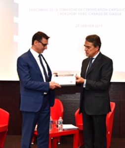 Brice Bellin, healthcare director europe of Bolloré Logistics, receiving the certification from Alexandre de Juniac, CEO of IATA.